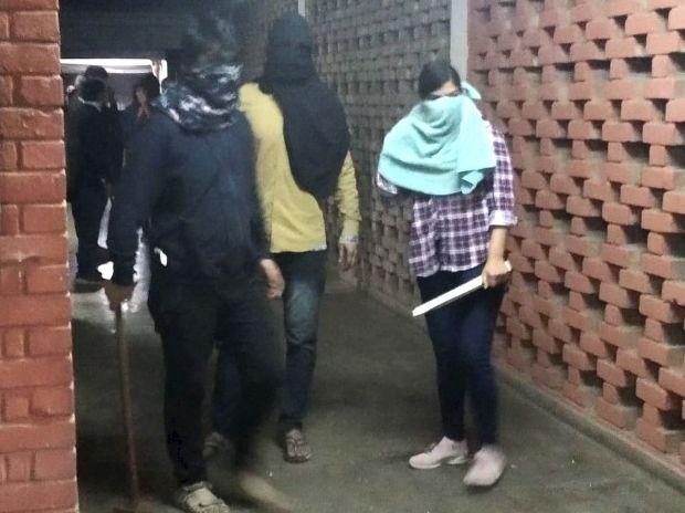 जवाहरलाल नेहरु विश्वविद्यालयमा अज्ञात समूहको आक्रमण, दर्जनौं घाइते