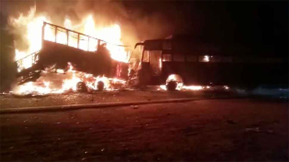 भारतमा बस र ट्रक ठोक्किदा लागेको आगोले २० को ज्यान गयो