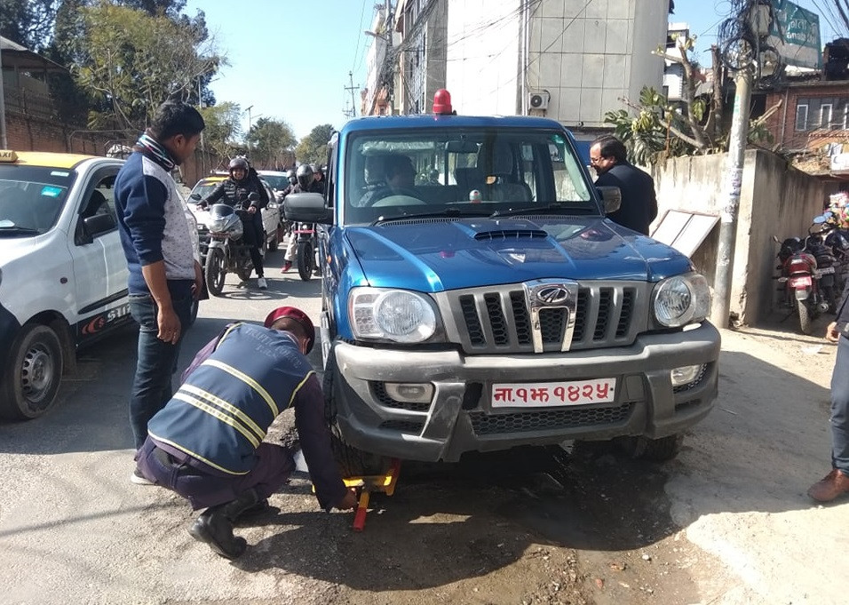 प्रहरीकै गाडीमा ट्राफिकले ह्वीललक (बुट) लगाएपछि