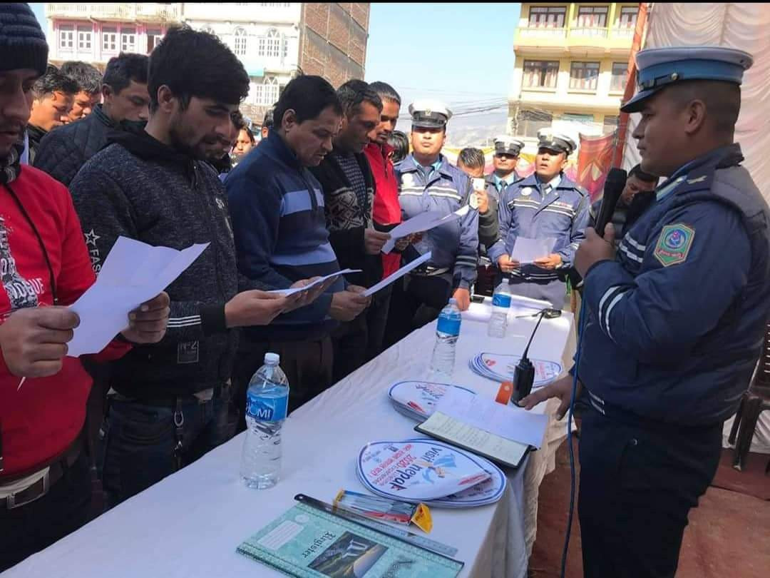 काभ्रेमा टिपर चालकले लिए सपथ