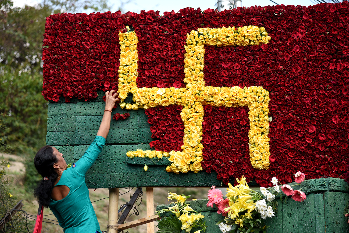 महाशिवरात्रीमा पशुपतिमा सजाइएका फूल भक्तजनले चोरेपछि
