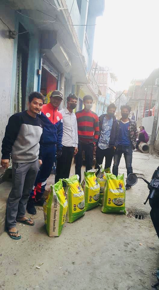 काठमाडौंको लकडाउनमा आपतको बेला अघि बढेको धन बहादुर सिंहको दानी हात