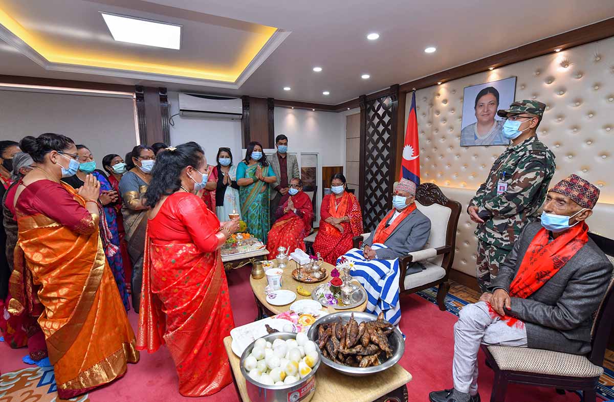 सर्वोच्चको फैसला आउँदा प्रधानमन्त्री केक काट्दै, एउटै होटेलमा थिए प्रचण्ड र माधव नेपाल