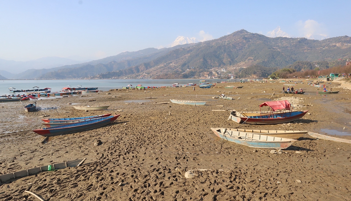 मर्मतका लागि बाँध खोलेर घटाइयो फेवातालको पानी