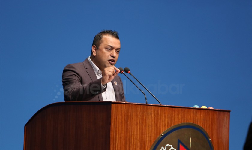 ‘सरकारले भन्यो होली नखेल कोरोना सर्छ, प्रधानमन्त्री हजारौँ मानिस राखेर फुटबल हेर्न मिल्ने ?’