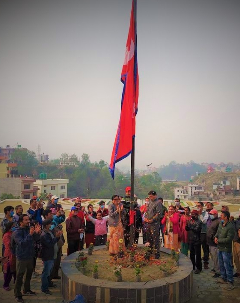 बूढानीलकण्ठको पार्कमा गाडीयो १३ फिटे राष्ट्रिय झण्डा