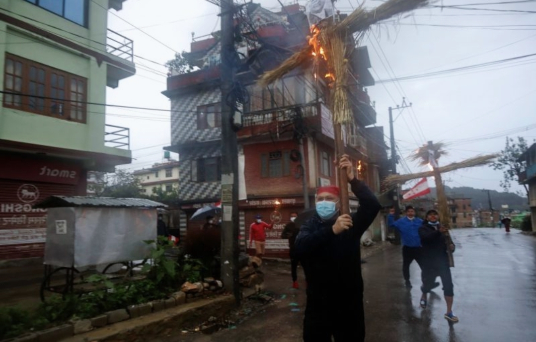 काठमाडौँको गोकर्णमा प्रतिनिधि सभा विघटनको विरुद्ध मसाल जुलुस प्रदर्शन