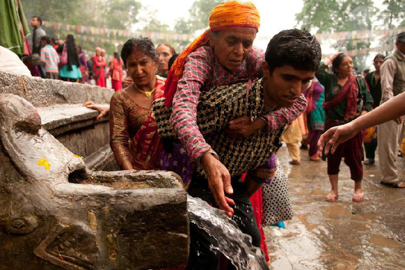आज आमाको मुख हेर्ने दिन , जन्म दिने आमाको सत्कार गरि मनाइँदै