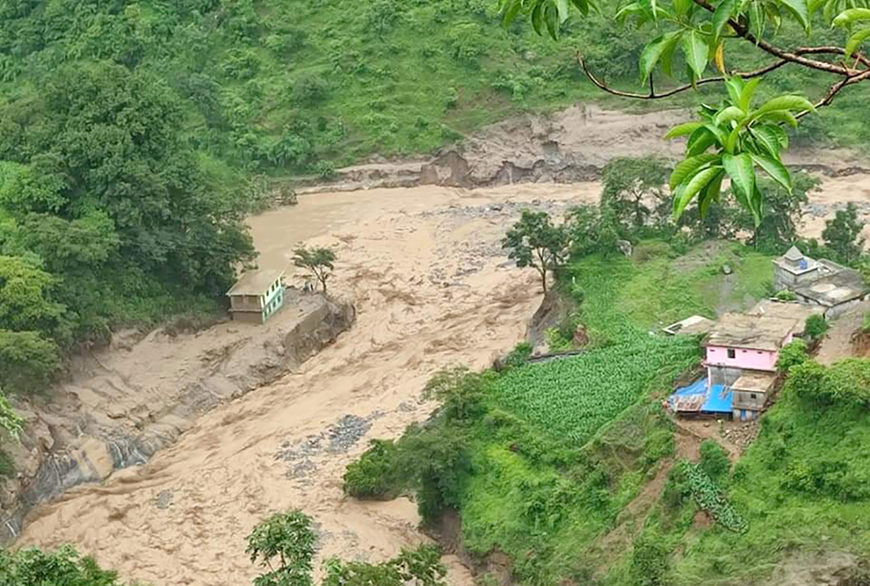 दार्चुलामा पहिरोमा पुरिँदा कम्तिमा तीन जनाको मृत्यु