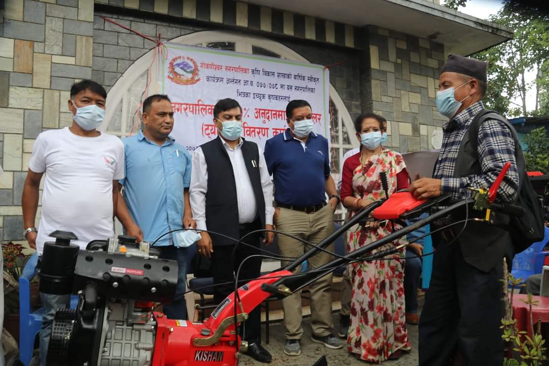 गोकर्णेश्वर नगरपालिकाले नगरका किसानहरुलाई वितरण गर्‍यो ट्याक्टर