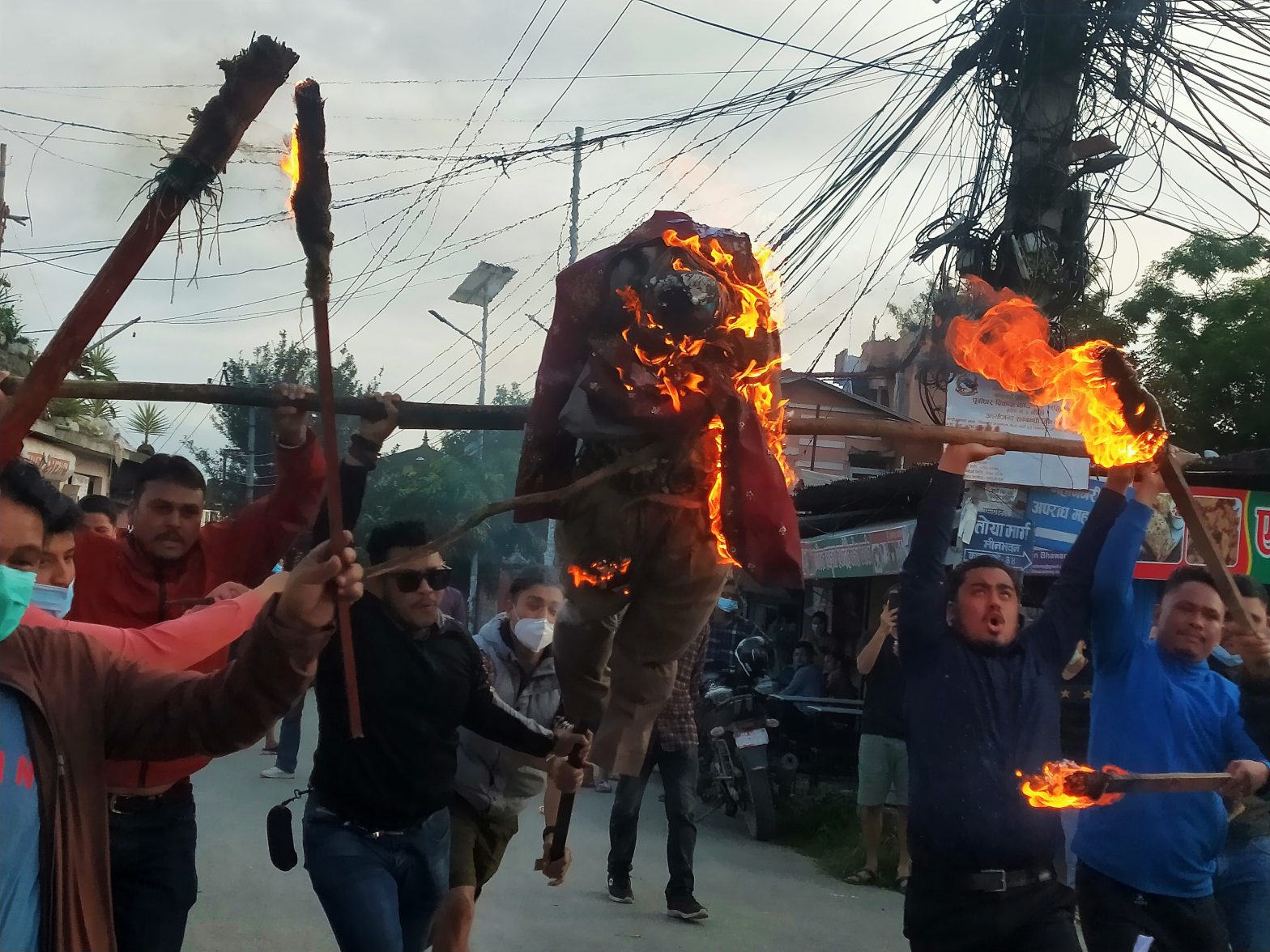 प्रधानमन्त्री के पि ओलीको असंबैधानिक कदम भन्दै विद्यार्थी संगठनहरुको संयुक्त विरोध प्रदर्शन