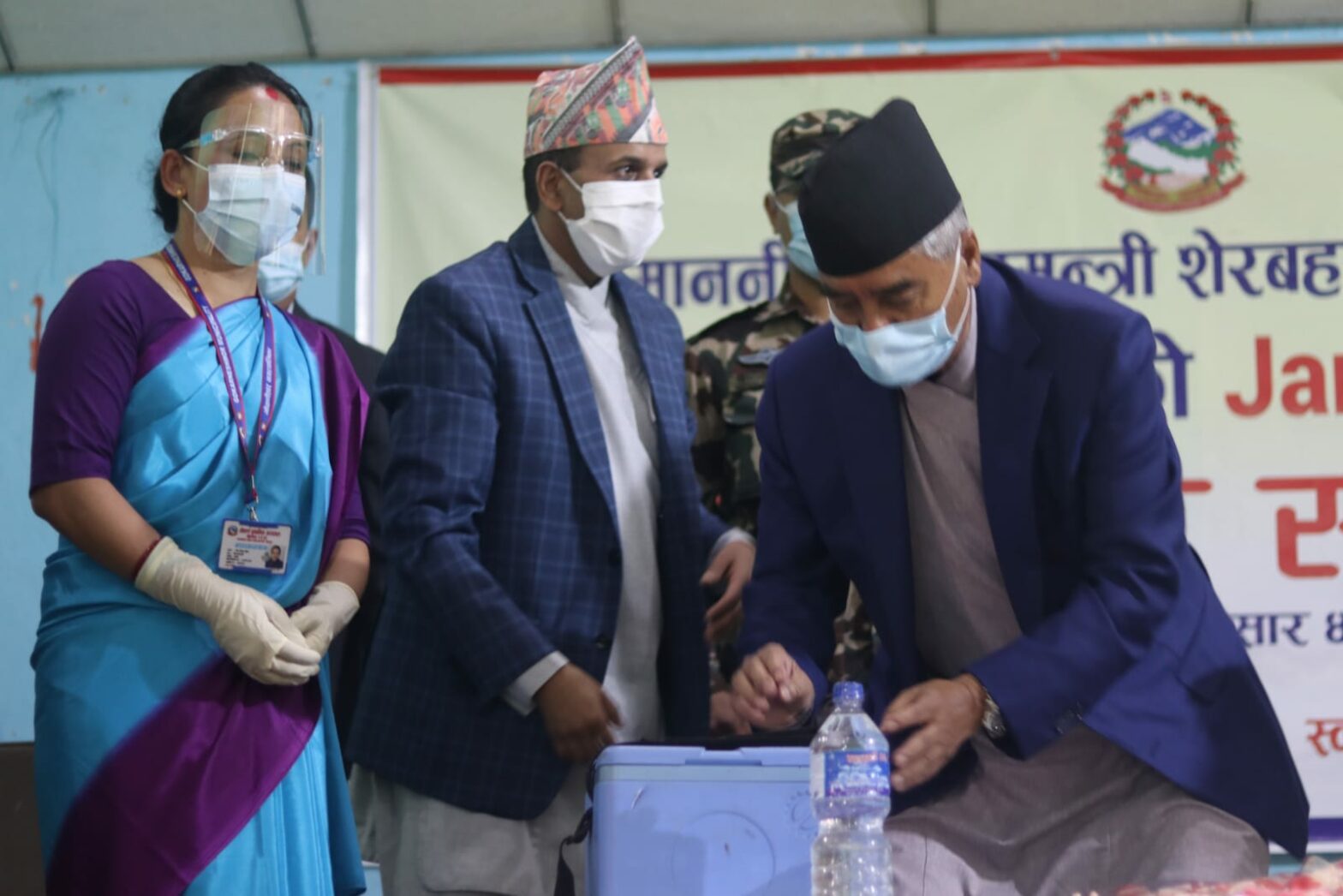 प्रधानमन्त्री देउवाले खगेन्द्र नवजीवन केन्द्रमा गरे अमेरिकाले दिएको भ्याक्सिनको शुभारम्भ