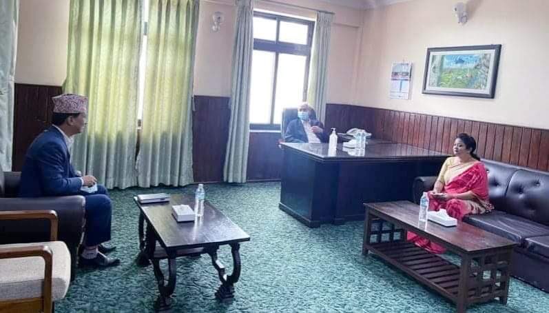 काठमाडौंको फोहोर उठ्न नसकेपछि मेयरले गुहारे प्रधानमन्त्रीलाई