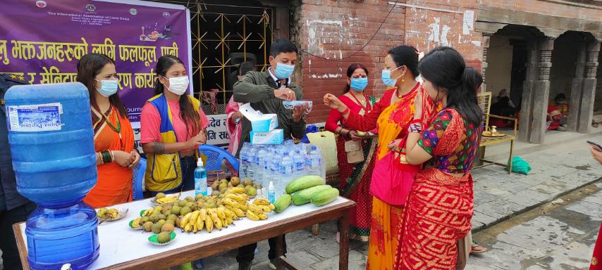 लायन्स क्लब अफ काठमाडौं जर्नीद्वारा गोकर्णेश्वर मन्दिरमा फलफूल, पानी, माक्स र सेनिटाइजर वितरण कार्यक्रम