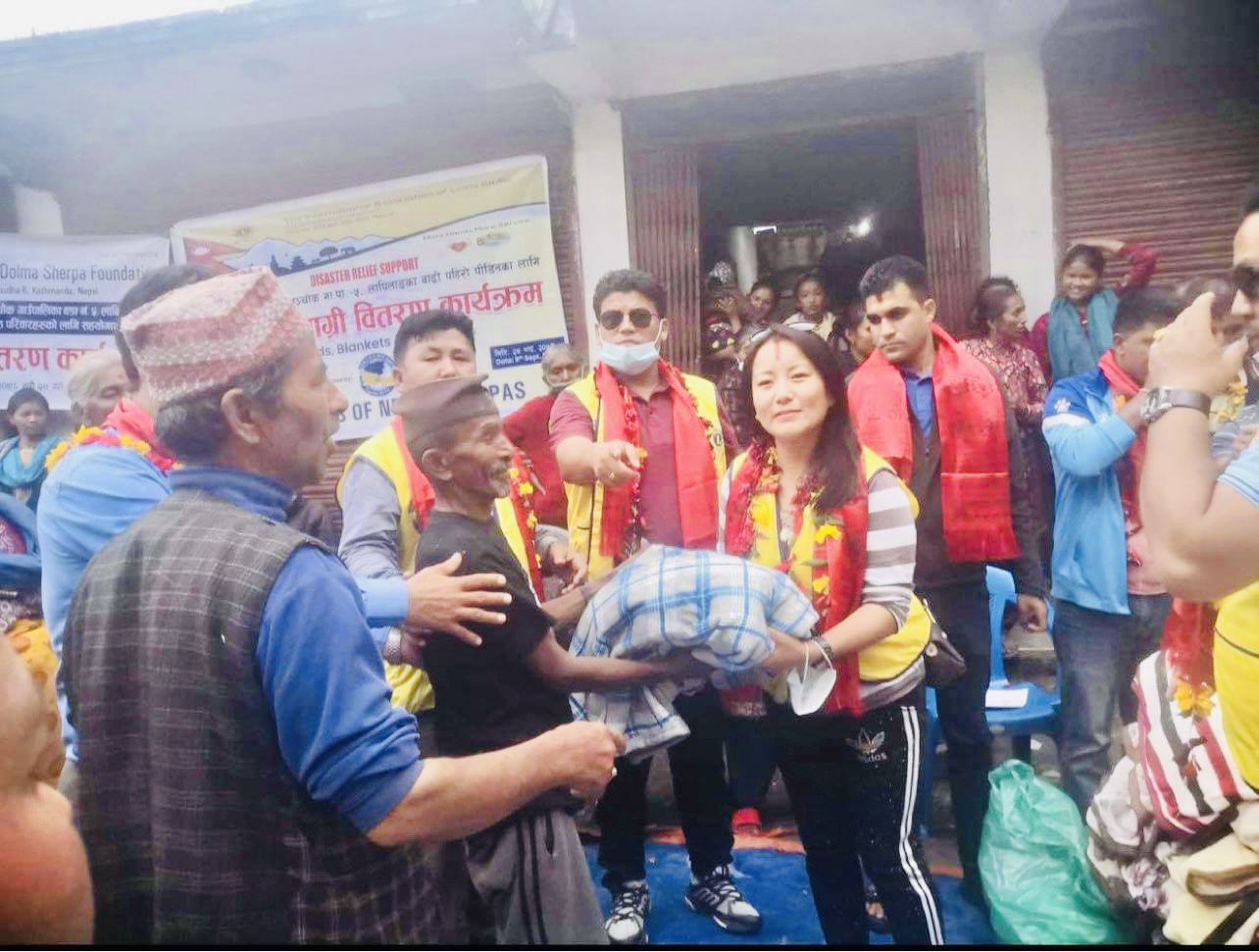 छिरिङ डोल्मा शेर्पा फाउन्डेसन र लायन्स क्लब अफ शेर्पाजद्वारा राहत बितरण