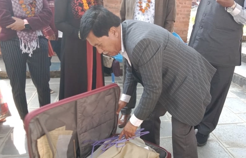 गिरिजा प्रसाद कोइरालाका लत्ताकपडा लगायत सामग्रीहरु बी.पी. संग्रहालयलाई हस्तान्तरण