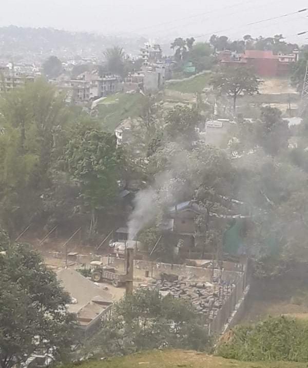 गोकर्णेश्वर नगरपालिकामा नियम विपरीत खोलिएको अस्फाल्ट प्लान्ट स्थानियद्वारा तोडफोड