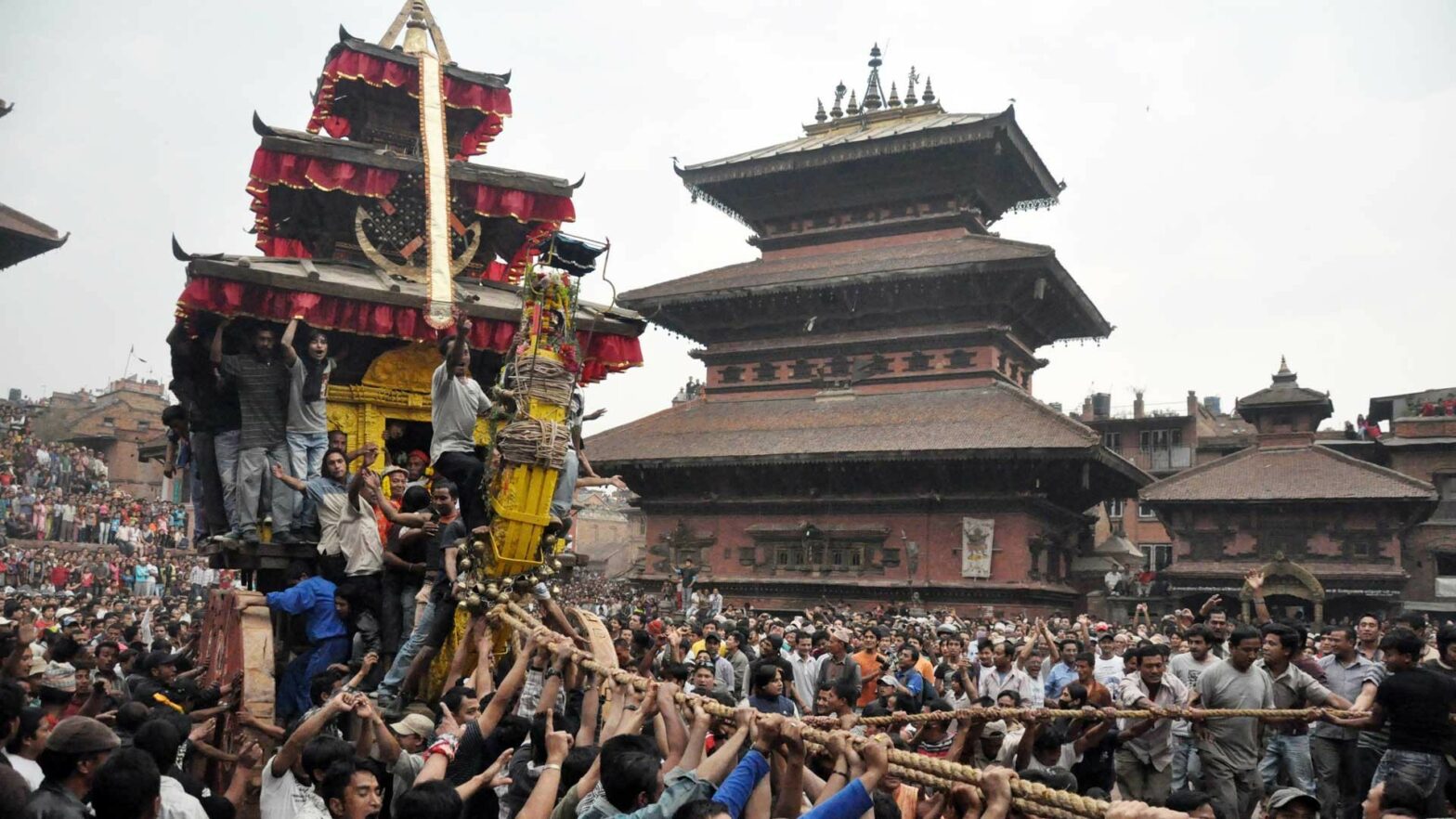 भक्तपुरमा बिस्केट जात्राको रथमा च्यापिएर एक जनाको मृत्यु