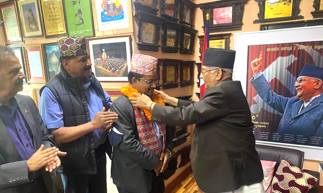 सोमबार एमाले प्रवेश गरेका बेनिघाट गाउँपालिकाका अध्यक्ष पित्तबहादुर मंगलबार माओवादी मै फर्किए