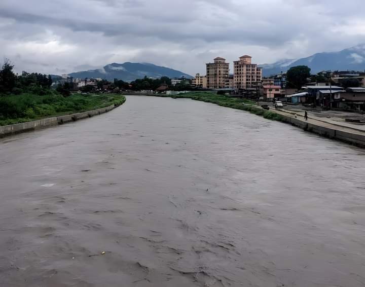 मनोहरा नदिमा बढ्यो पानीको बहाव, जोखिम बढ्यो
