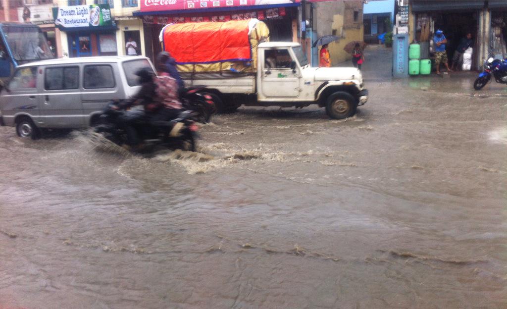 लाजिम्पाटमा टुकुचा खोलाले मोटरसाइकल बगायो, चालकको उद्धार