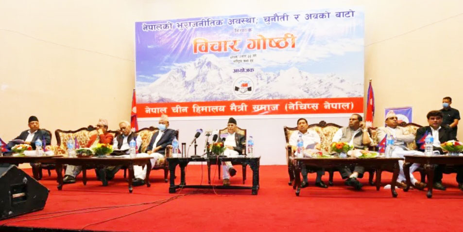 एमाले अध्यक्ष ओली र माओवादी नेता श्रेष्ठबीच एकै मञ्चमा जुहारी