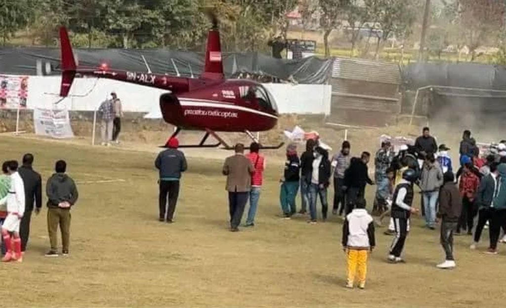 फुटबल मैदानमा खेल चल्दा-चल्दै जब हेलिकप्टर अवतरण गर्यो