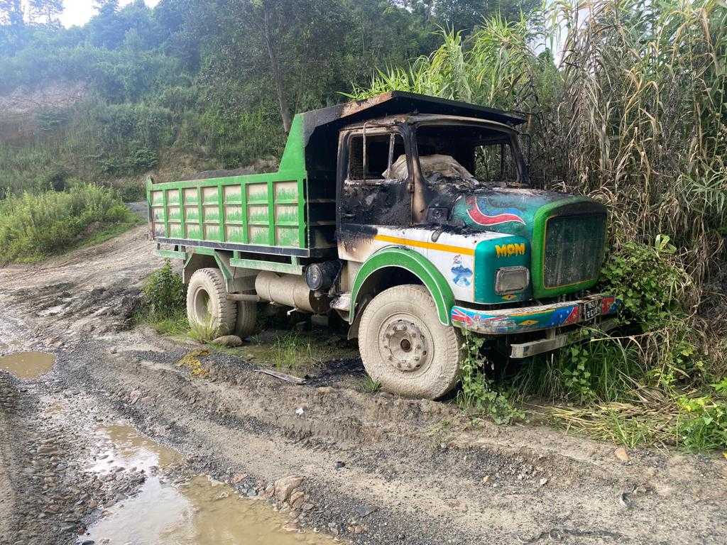 बीमाको लोभमा आफ्नै टिपर जलाएपछि….