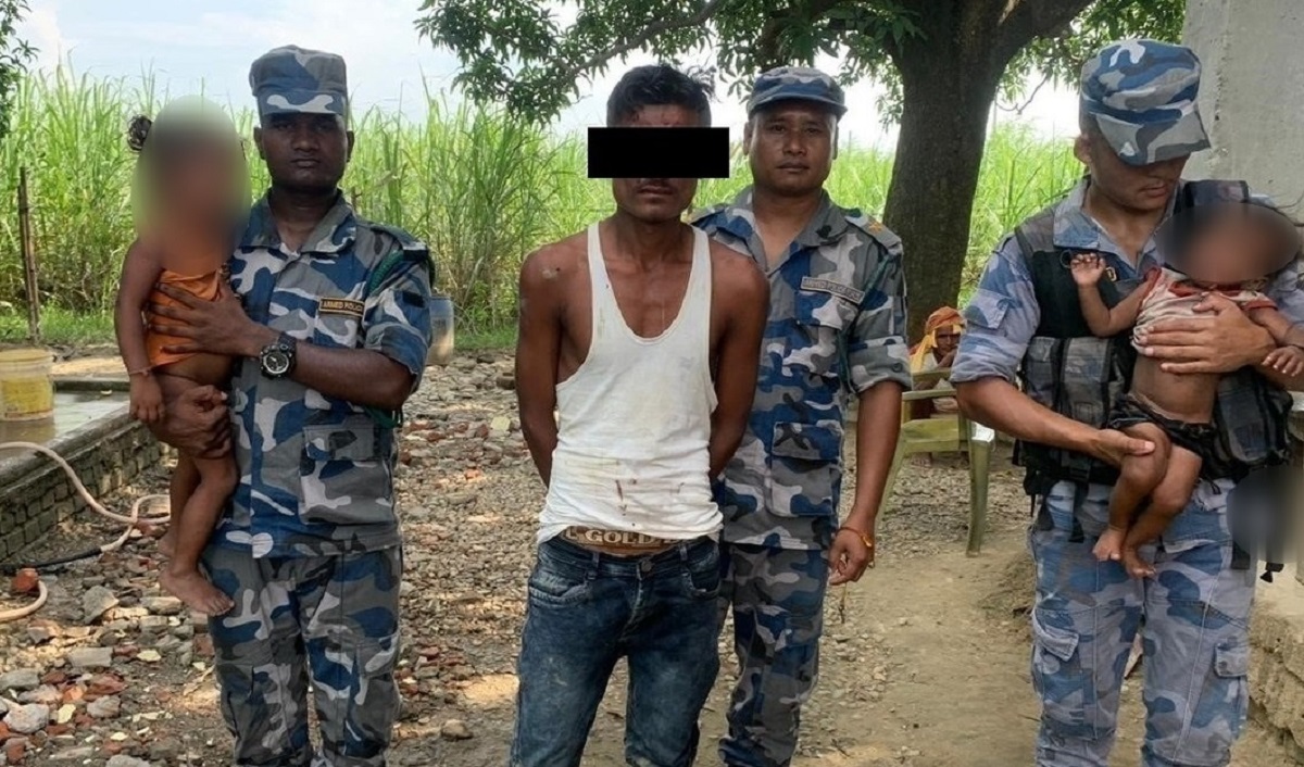 चोरिएका दुई बच्चालाई बोरामा हालेर भारत लैँजाने क्रममा एक तस्कर पक्राउ