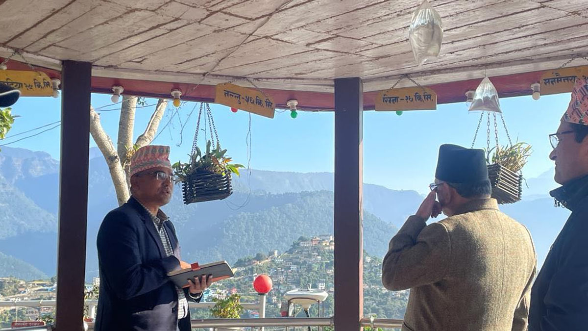 भूकम्प प्रभावित क्षेत्रमा पुगे प्रधानमन्त्री