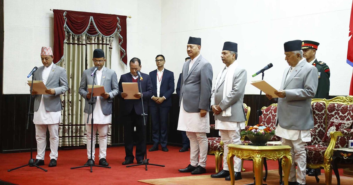 नयाँ गठबन्धनबाट तीन मन्त्रीले लिए सपथ