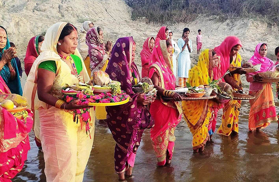 आज छठ पर्वको मुख्य दिन, अस्ताउँदो सूर्यलाई अर्घ दिएर मनाइदै