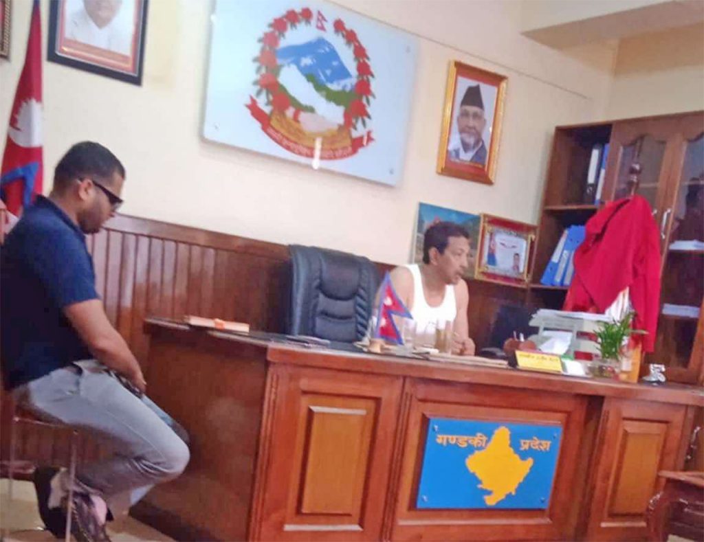 गण्डकी प्रदेशका यातायात मन्त्री मनाङे मन्त्रालयमै गन्जीमा बसेको तस्वीर भाइरल