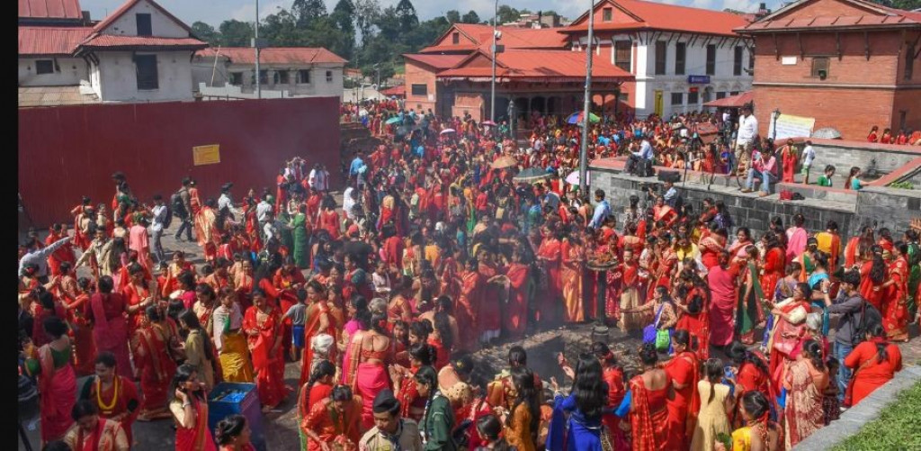 तीजको तयारीः पशुपतिनाथमा बाहिर चार, भित्र आठ लाइन
