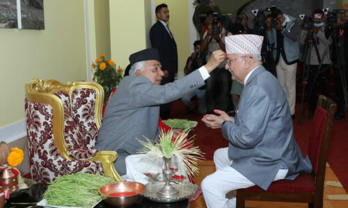 प्रधानमन्त्रीलाई राष्ट्रपतिले लगाइदिए दसैंको टिका