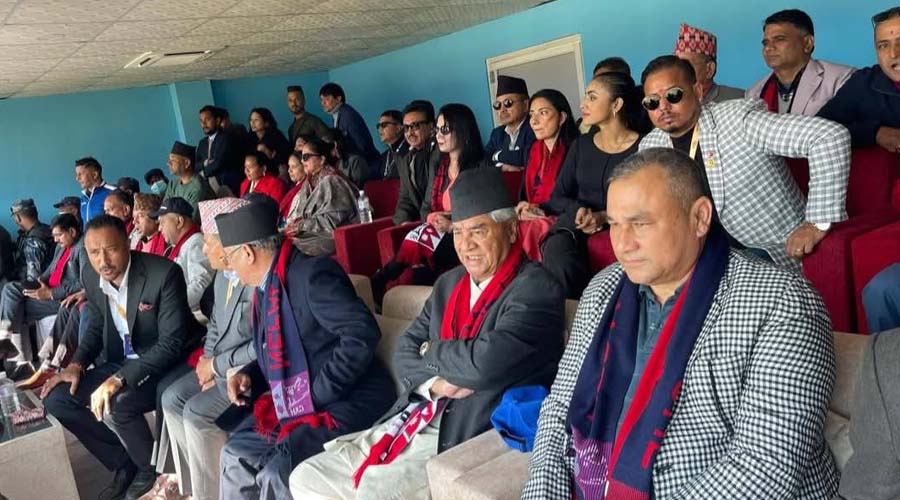 एउटै सिटमा बसेर देउवा र प्रचण्डले हेरे क्रिकेट