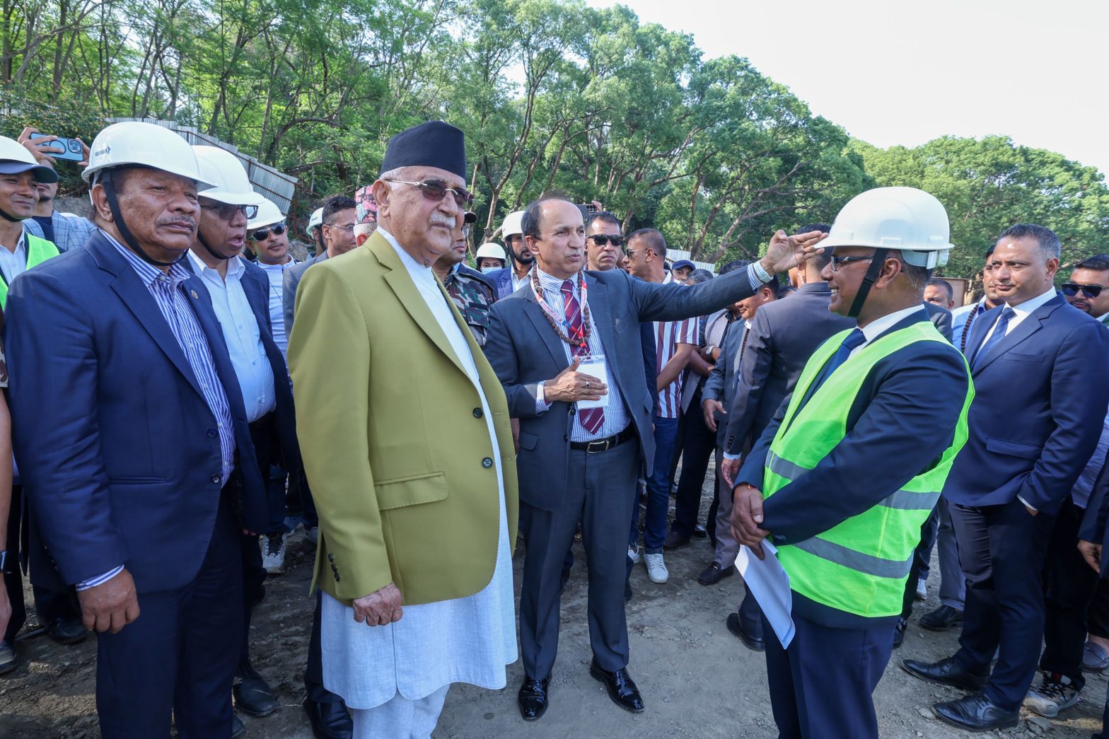 निर्माणाधीन त्रिभुवन विश्वविद्यालय क्रिकेट मैदान निरीक्षणमा पुगे प्रधानमन्त्री