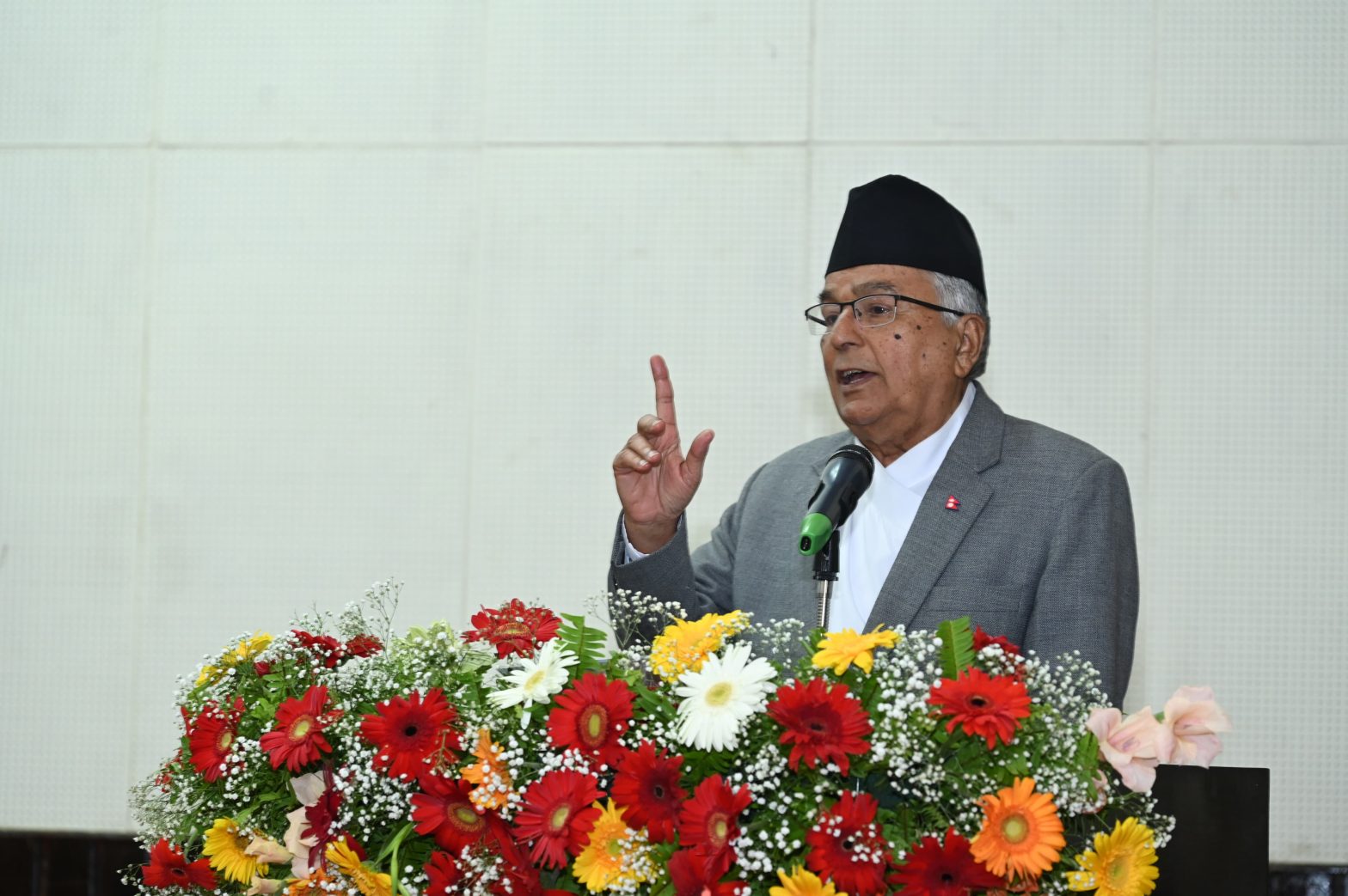 ६ वटा अध्यादेशबारे निर्णय लिनुपूर्व संविधानविद्सँग राय लिँदै राष्ट्रपति