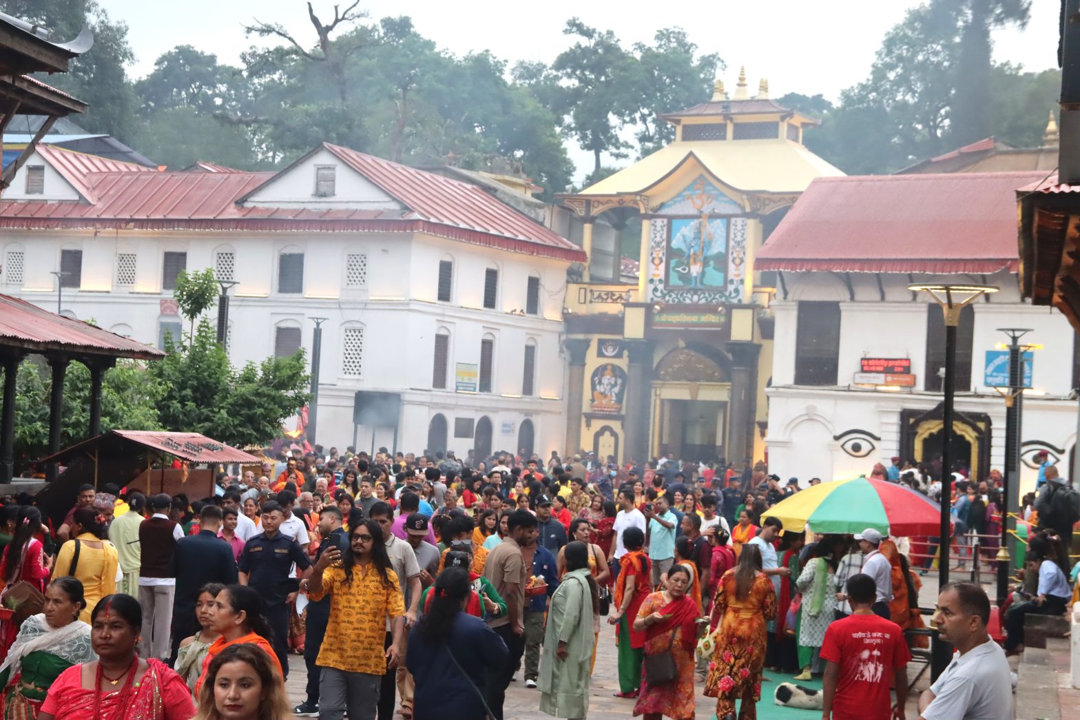 साउने सोमबारमा पशुपतिमा भीड, चारै ढोका खुला गरियो