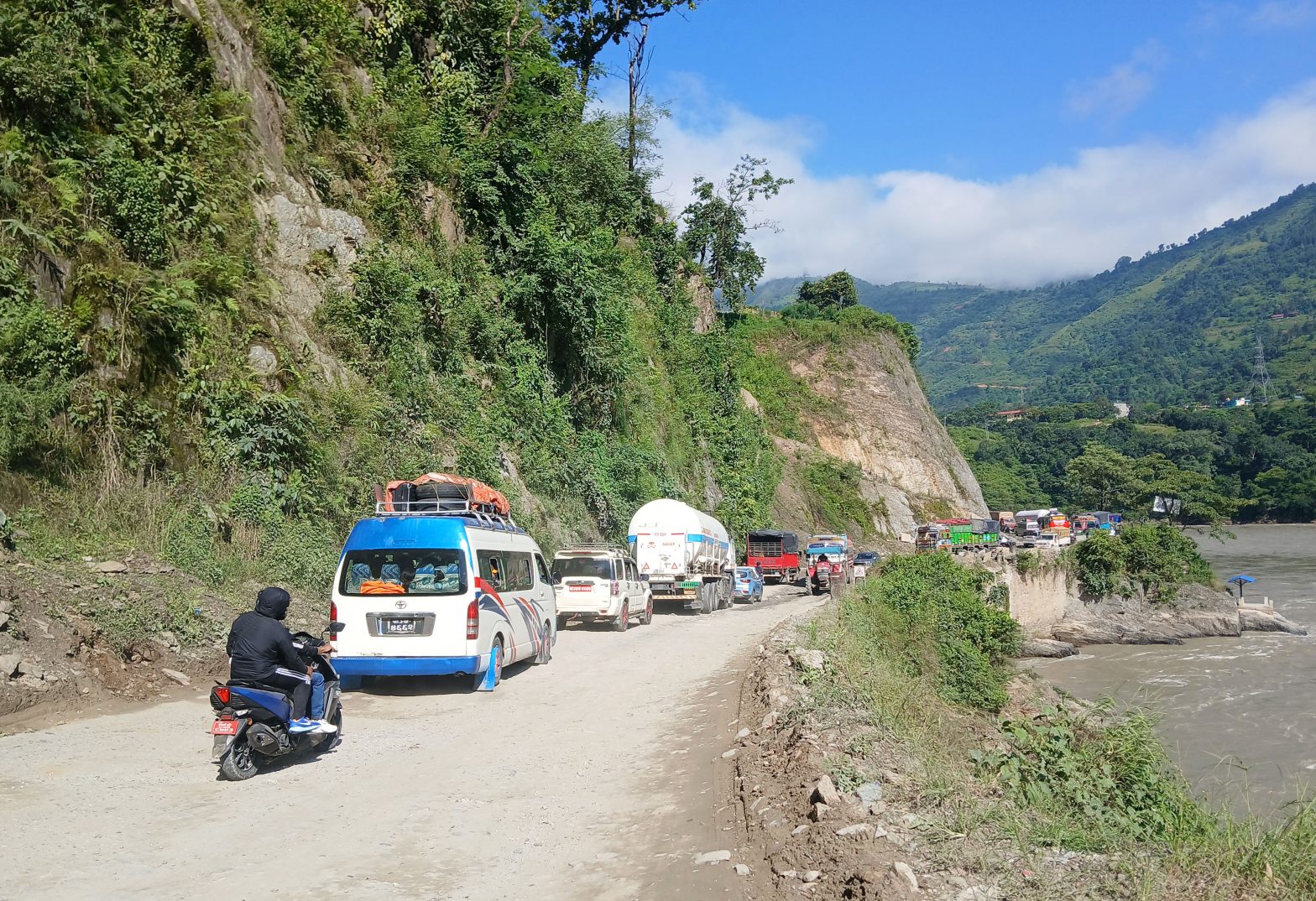 सार्वजनिक सवारीमा अग्निनियन्त्रक यन्त्र अनिवार्य गरिँदै