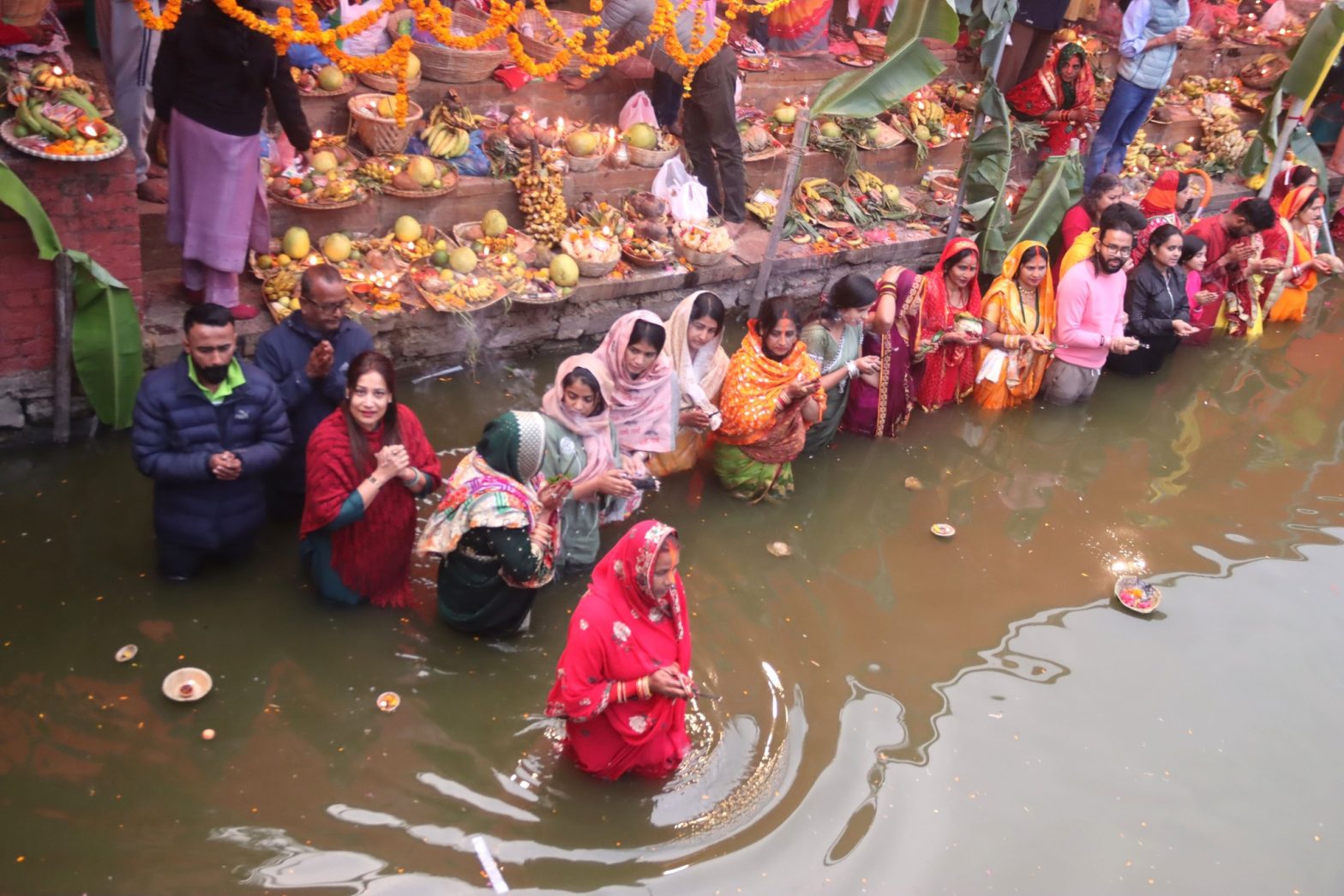 उदाउँदो सूर्यलाई अर्घ्य दिएर समापन गरियो छठ