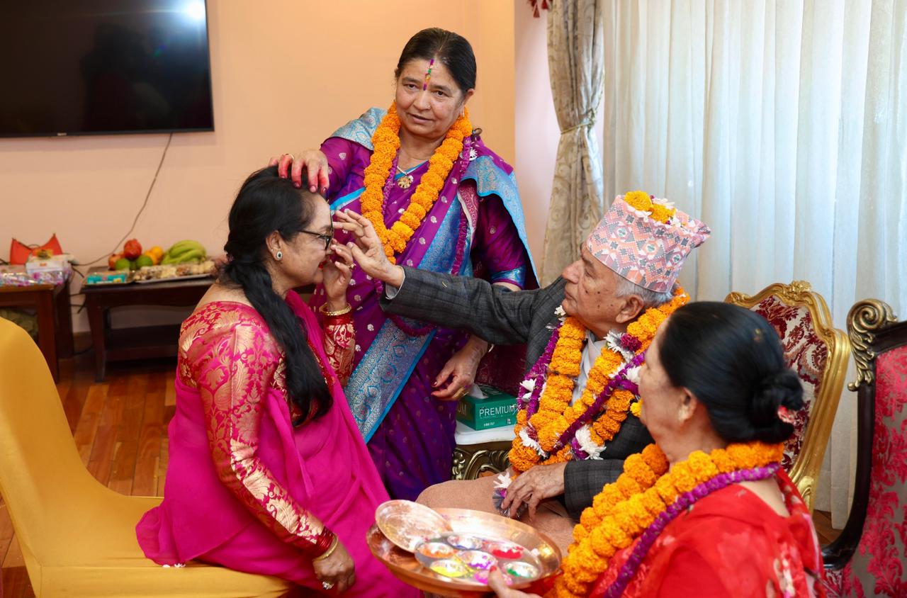 राष्ट्रपति पौडेलबाट शुभसाईतमा बहिनीहरूबाट तिहारको टीका ग्रहण