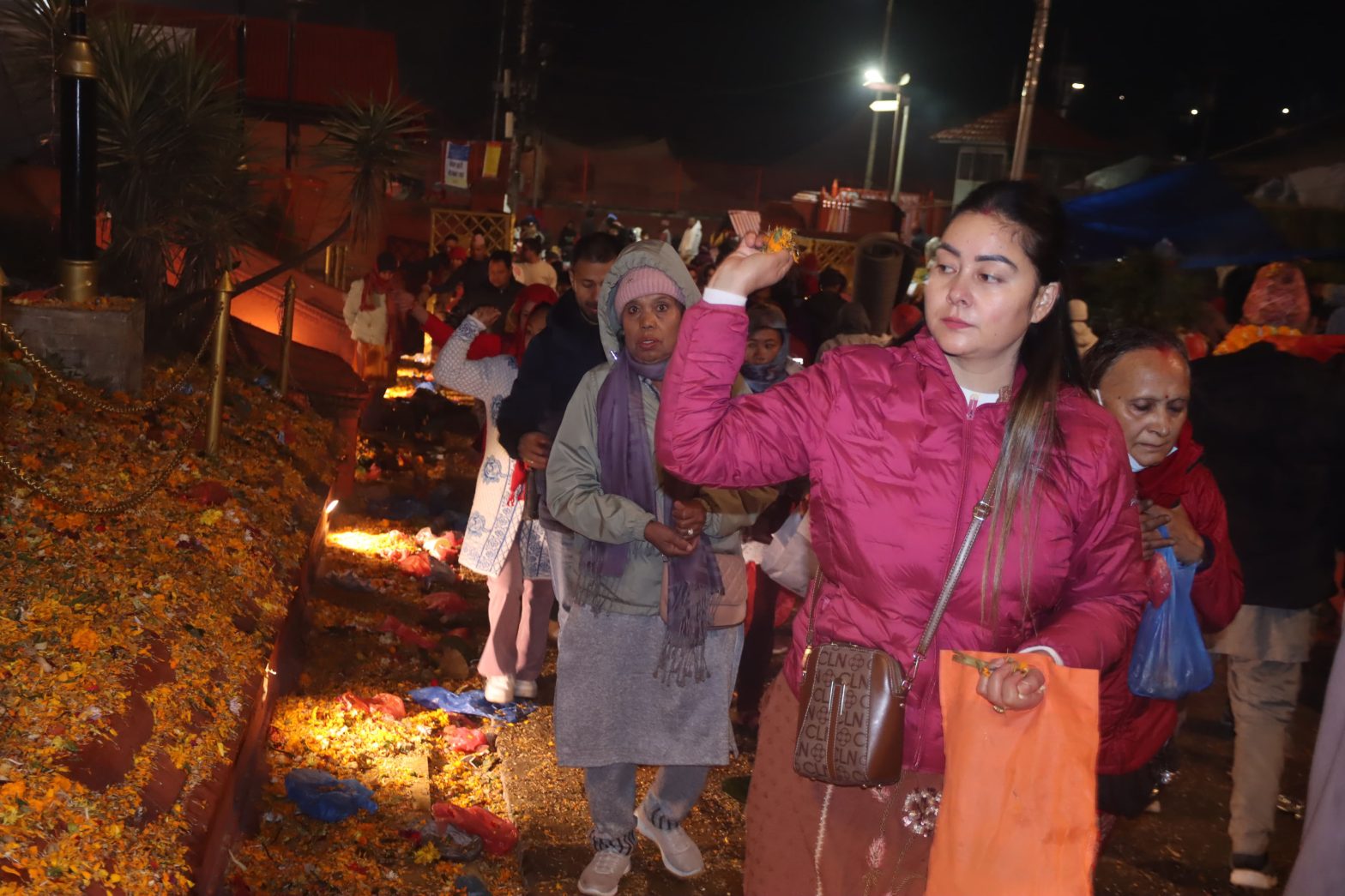 डोलेश्वरदेखि गोकुलधामसम्म पितृका नाममा महादीप बालेर रातभर जाग्राम बस्दै श्रद्धालु