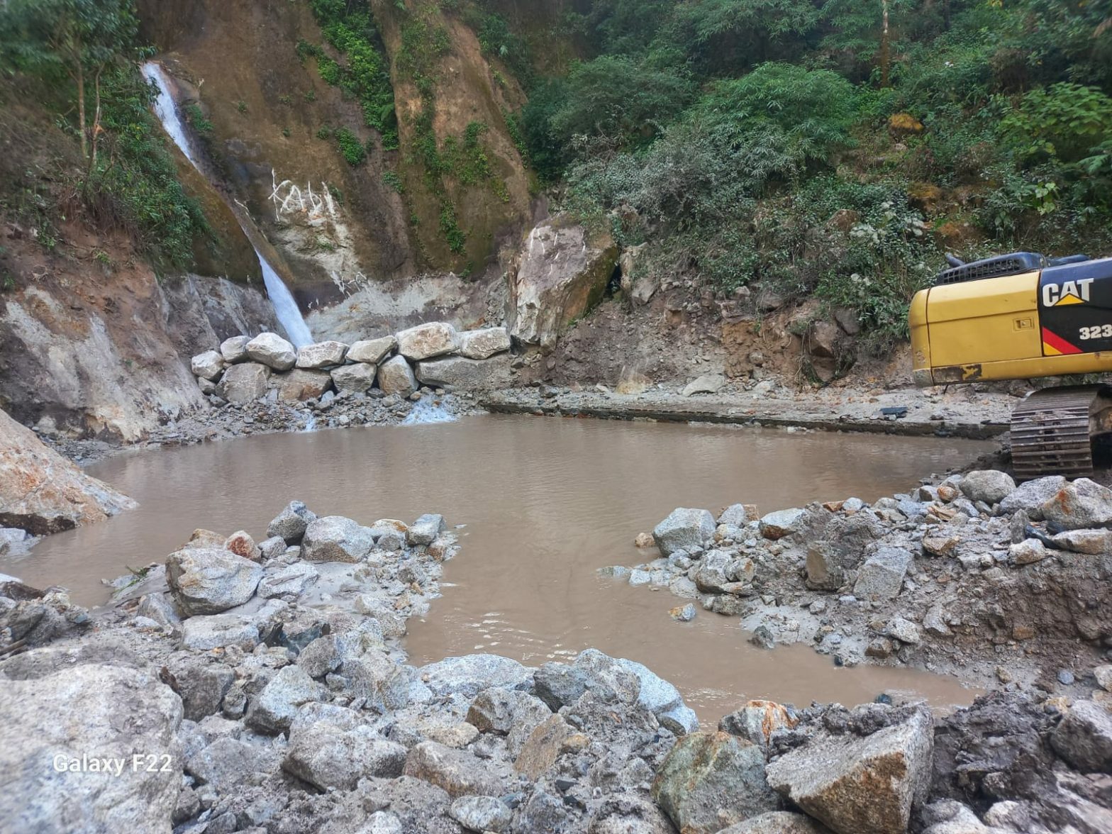 बाढीले क्षति पुर्याएको तीनतले झरनालाई पुरानै लयमा फर्काइँदै