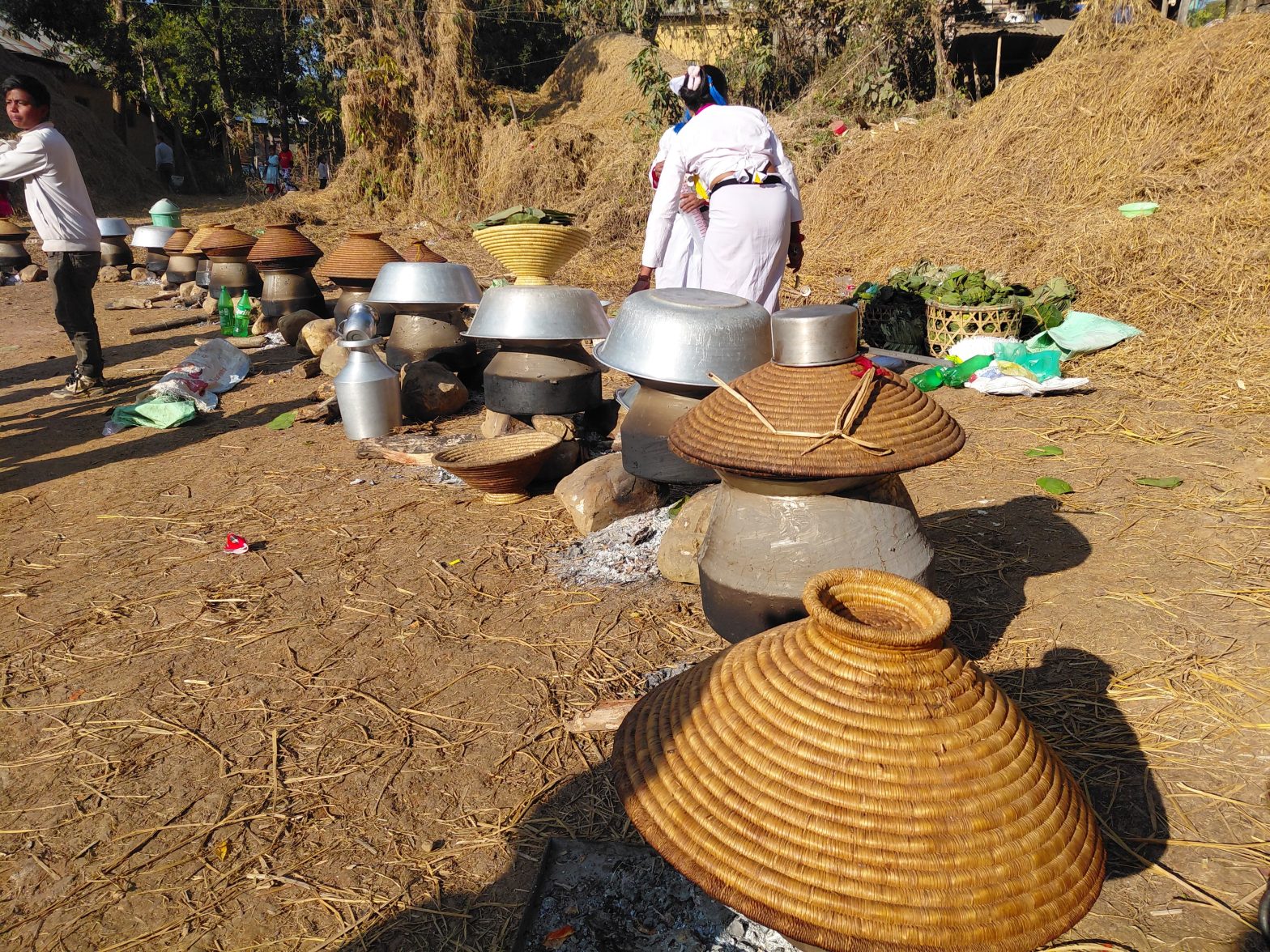 ढिक्री बनाउन व्यस्त थारू समुदाय