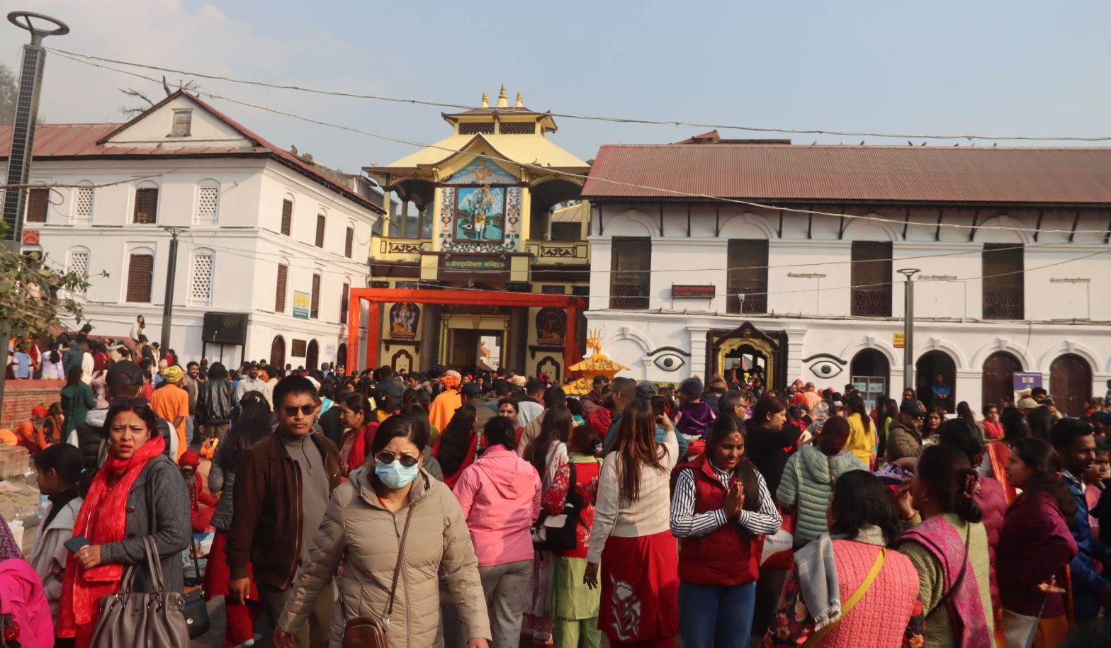साउनको दोस्रो सोमबार : पशुपतिनाथमा बिहानैदेखि भक्तजनको लर्को