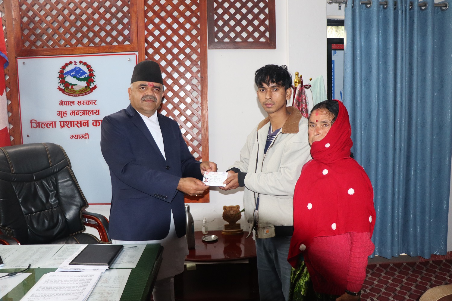 सुवासले ११ वर्षको पर्खाइपछि पाए आमाको नामबाट नागरिकता