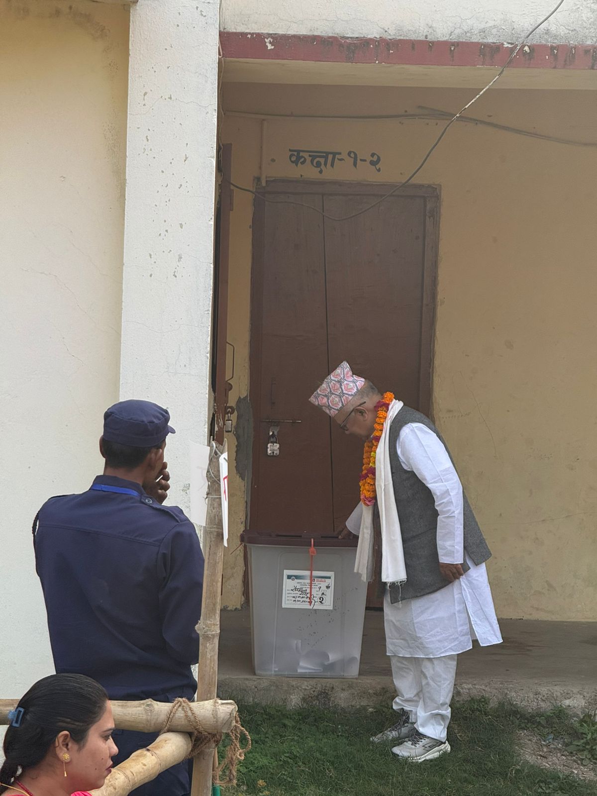 पूर्वप्रधानमन्त्री नेपालद्वारा मतदान