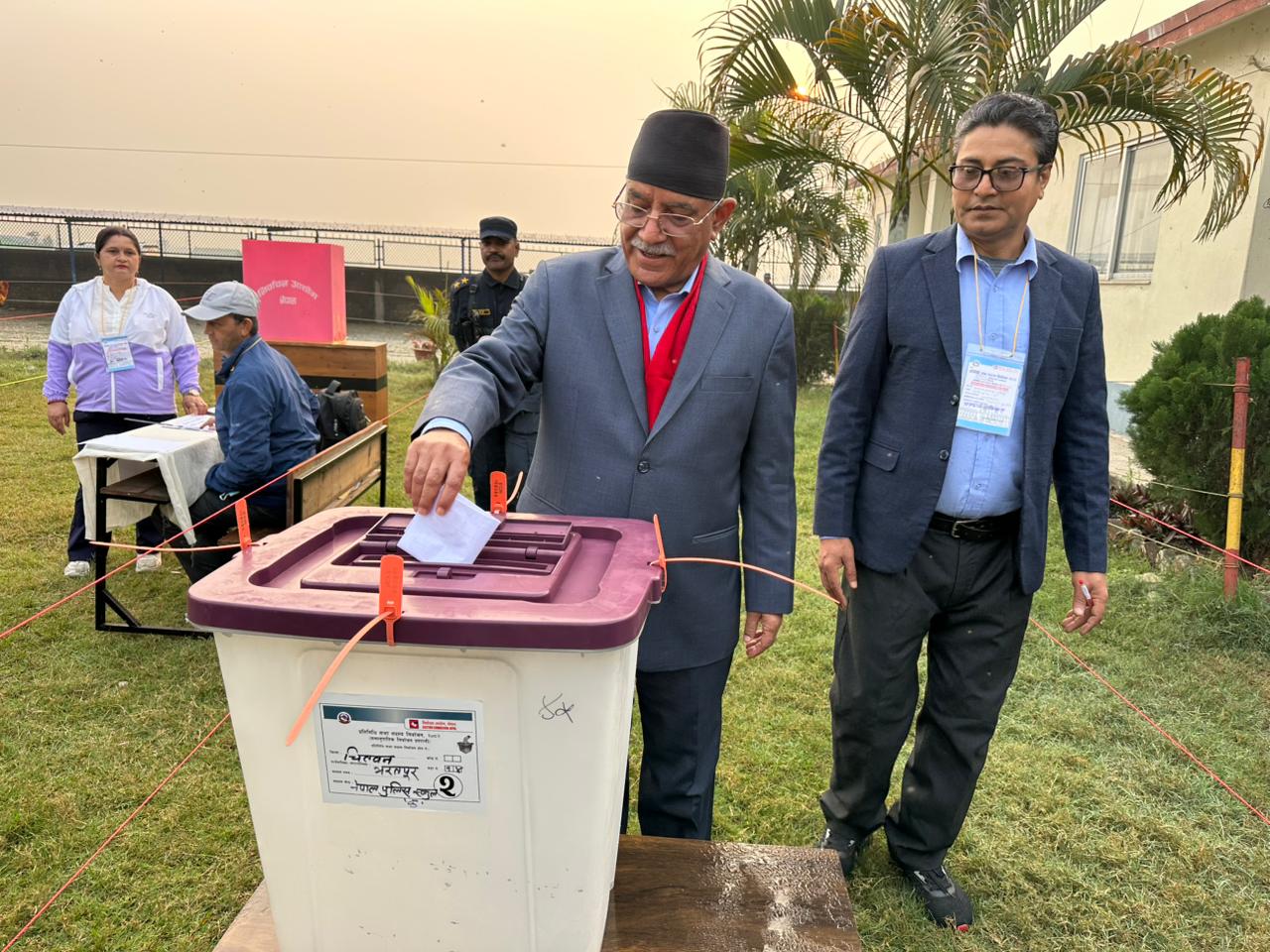 संयोजक दाहाललाई प्रतिवेदन हस्तान्तरण