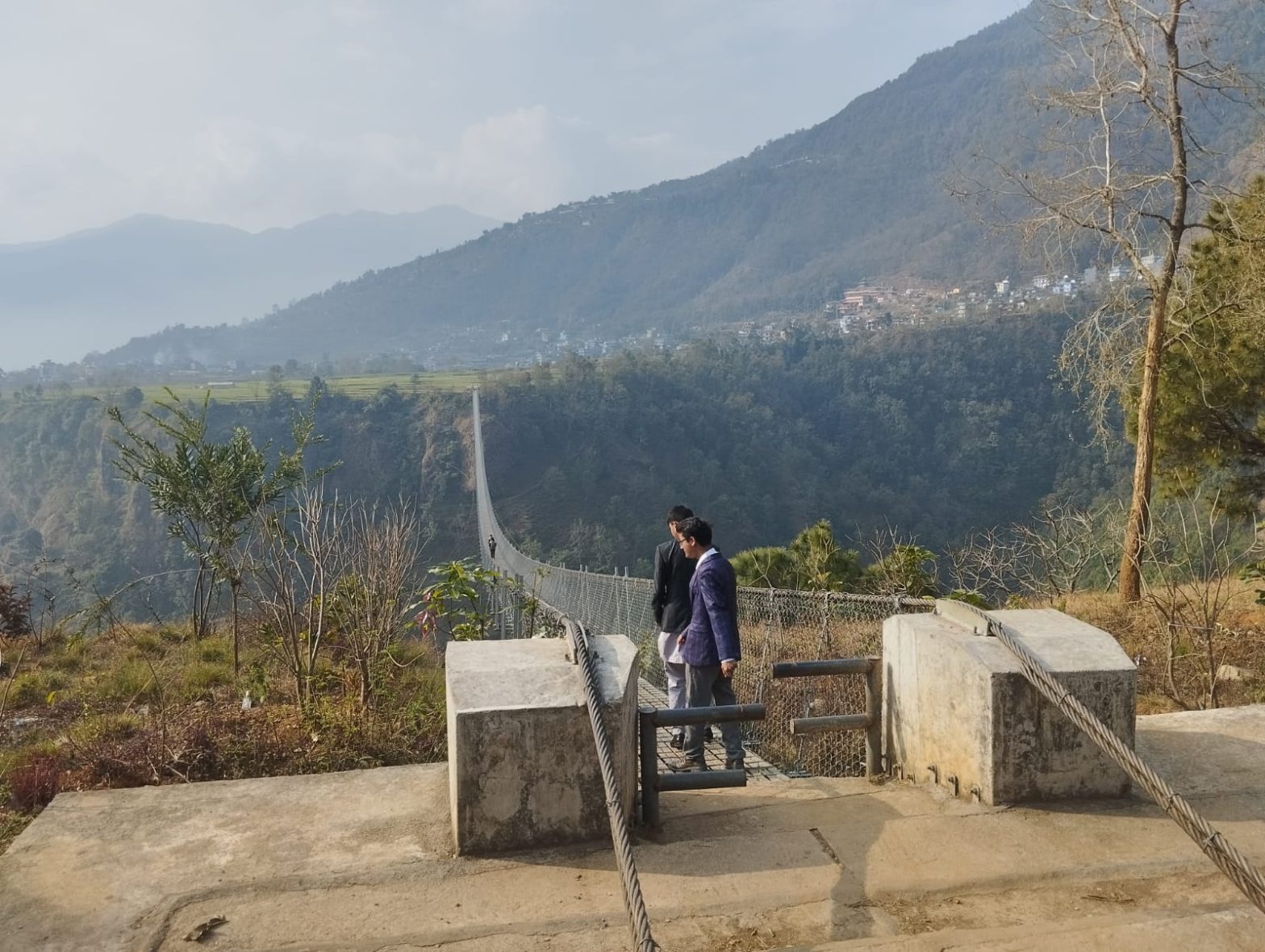 दुई जिल्ला जोड्ने झोलुङ्गे पुलले यात्रा सहज
